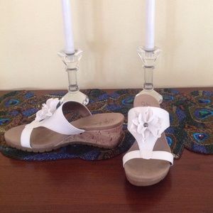 ADORABLE & COMFY! White LifeStride summer sandals!