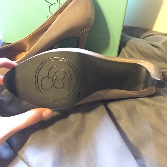 Jessica Simpson size 9 1/2 pumice marya heels - Picture 3 of 4