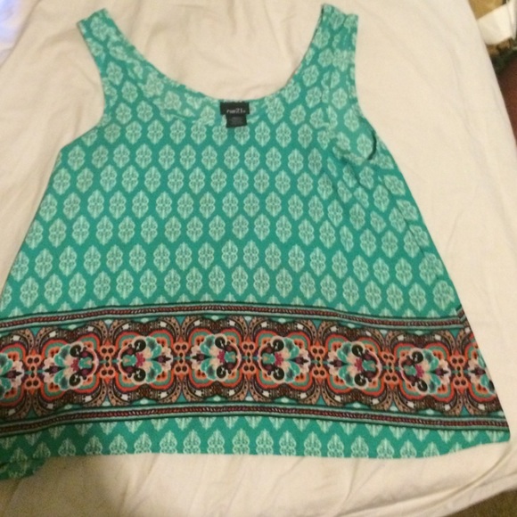 Cute tanktop/shirt - Picture 2 of 3