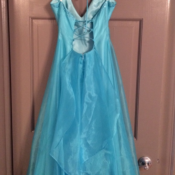 Martha Lynn | Gorgeous Prom Dress 👗 - Picture 3 of 4