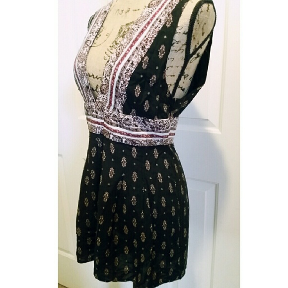 Plunging deep-v neckline black Romper by ecot? - Picture 4 of 4