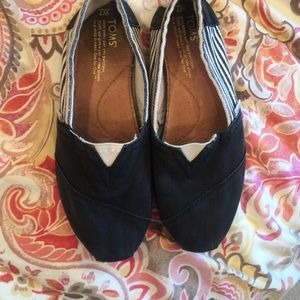 Black and white toms