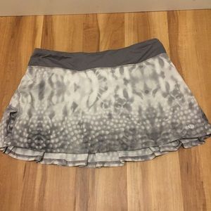 Lululemon snowy owl run skirt- size 6