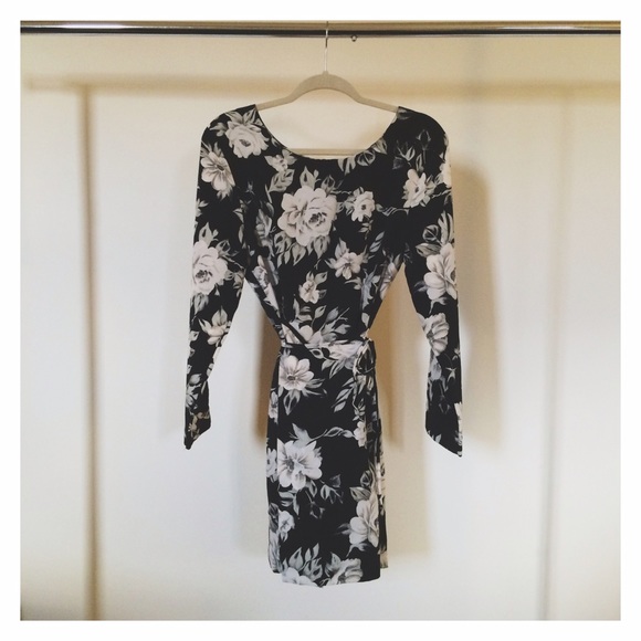 ❗️LAST CHANCE❗️Black & White Floral Wrap Dress