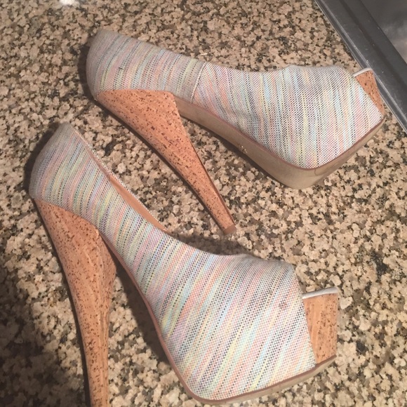 Don't wear... Doesn't match wardrobe - Picture 2 of 4