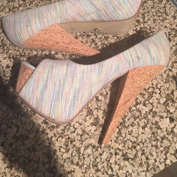 Don't wear... Doesn't match wardrobe - Picture 3 of 4