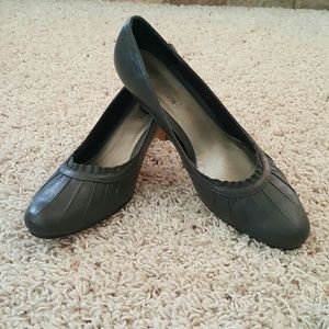 Ros Hommerson gray pump