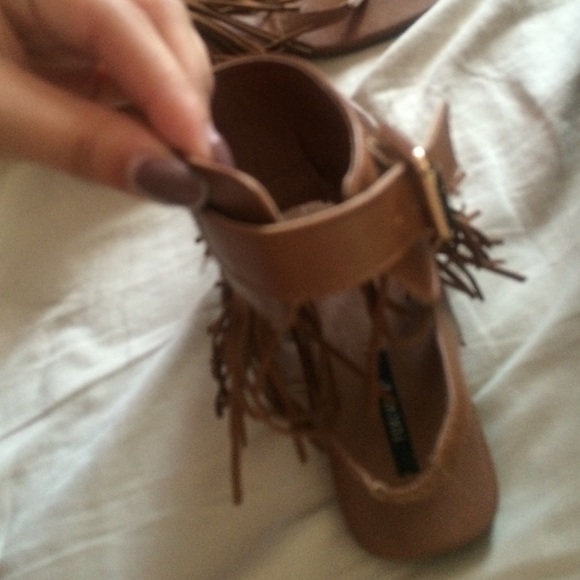 Sandals - Picture 2 of 3