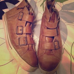 Tobacco canvas shoes