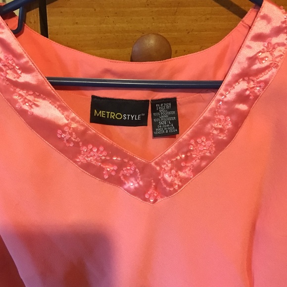 Beautiful tailored Metro style top - Picture 2 of 2