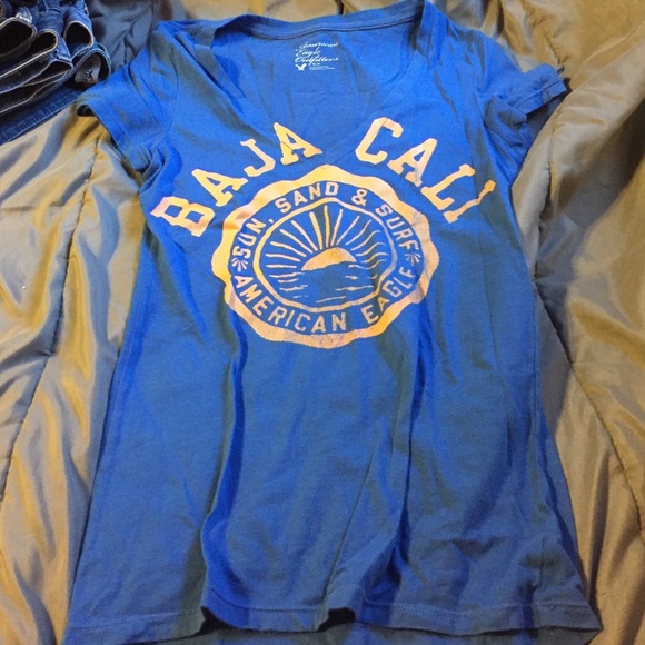 Small American eagle v neck shirt