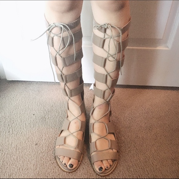 Beige Roman sandal with zip