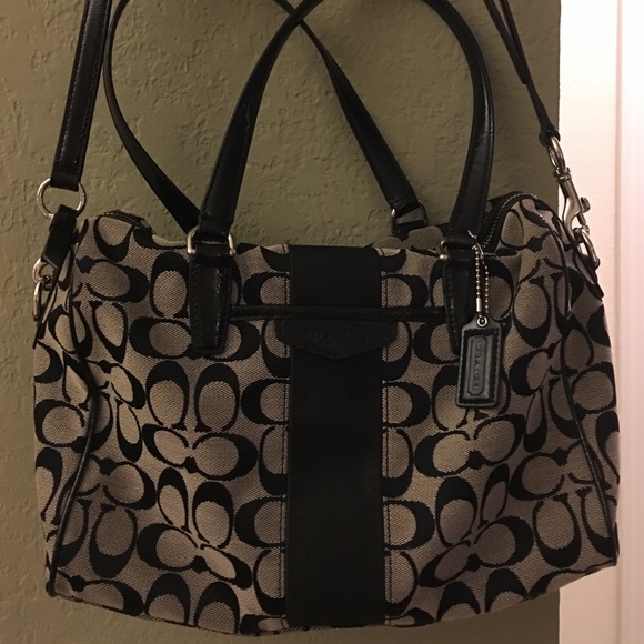 Coach signature bag in black.