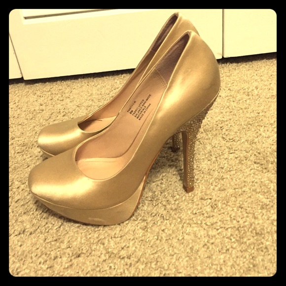 Steve Madden gold satin pump