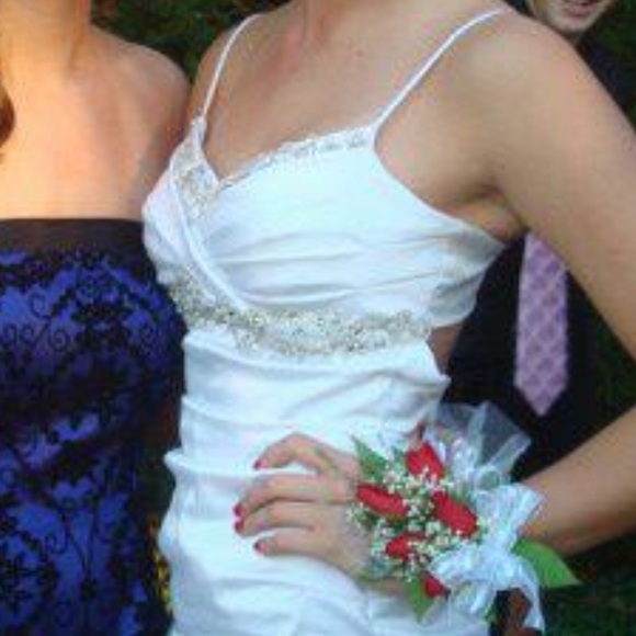 WHITE HOMECOMING DRESS- Size 5/6 - Picture 2 of 4