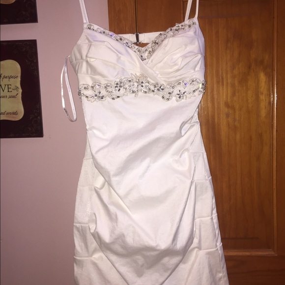WHITE HOMECOMING DRESS- Size 5/6 - Picture 3 of 4