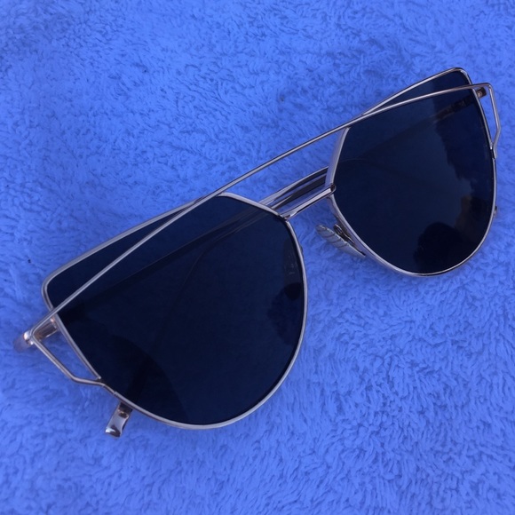 🎉 1X HP 🎉 🆕 Gold & Black Metal Sunglasses ✨ - Picture 3 of 4