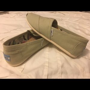 BRAND NEW TOMS Women's Canvas slip-on
