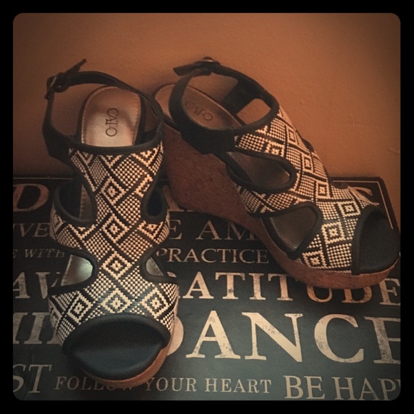 Aztec pattern wedges👠👠 Super cute😍