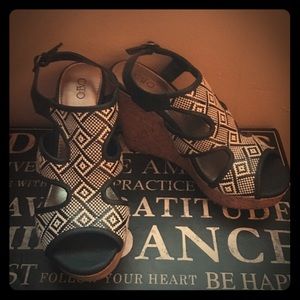 Aztec pattern wedges👠👠 Super cute😍