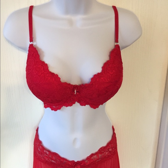 Red bra - Picture 2 of 4