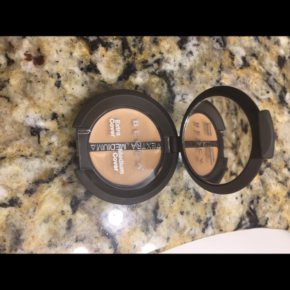 Becca Dual Concealer in Butterscotch