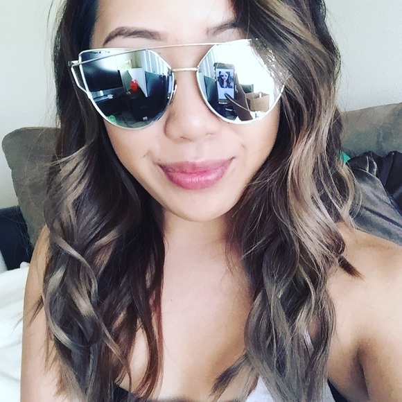 LAST ONE! Silver Mirror Lens Cross Wire Sunglasses - Picture 4 of 4