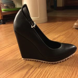 Black wedges