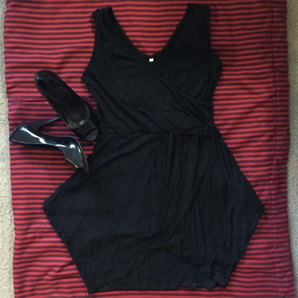 NWOT•WRAP AROUND DETAIL TULIP DRESS - Picture 3 of 3