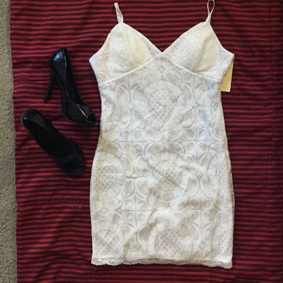 💥HP 7/3💥 SEXY WHITE LACE BODYCON DRESA - Picture 2 of 2