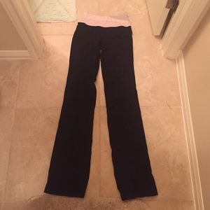 Black lululemon yoga pants with pink/grey band