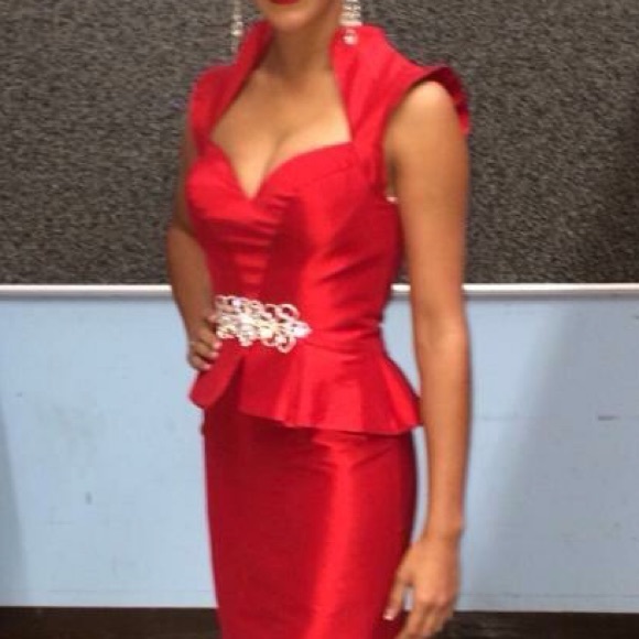 SOLD Red satin fit-and-flare gown with peplum - Picture 2 of 4