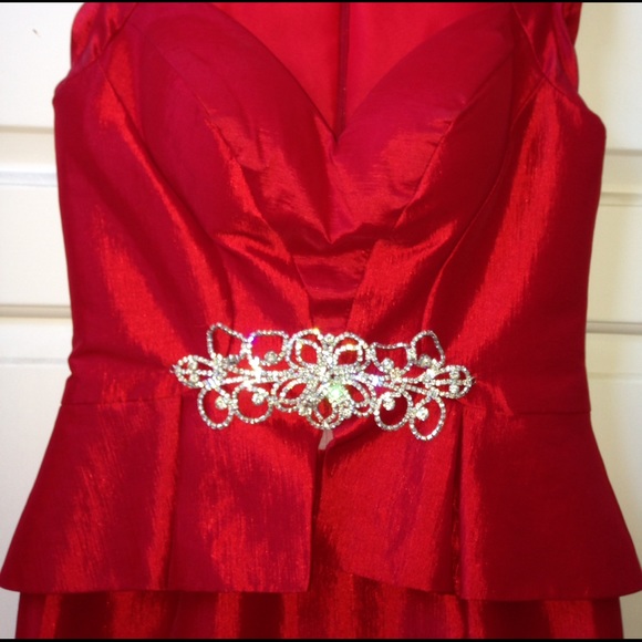 SOLD Red satin fit-and-flare gown with peplum - Picture 3 of 4