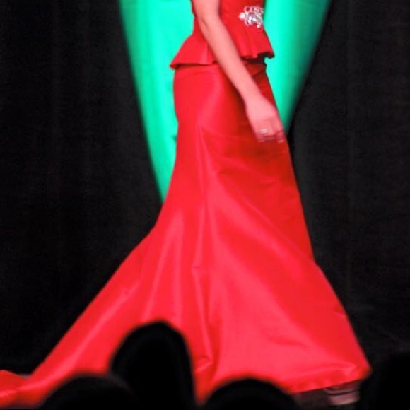 SOLD Red satin fit-and-flare gown with peplum - Picture 4 of 4