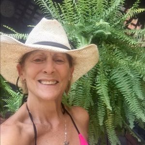 Meet your Posher, Dena