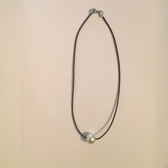 Single pearl choker necklace