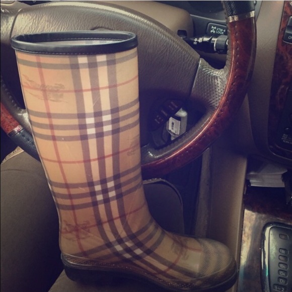 Burberry rain boots without box - Picture 2 of 4
