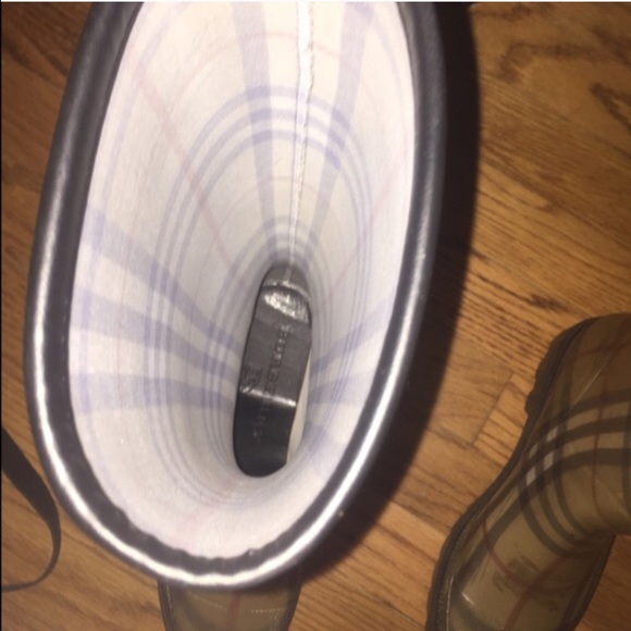 Burberry rain boots without box - Picture 4 of 4