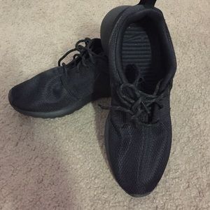 Nike black roshe