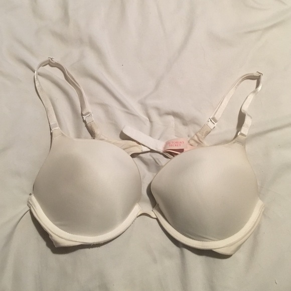 White VS Tshirt bra