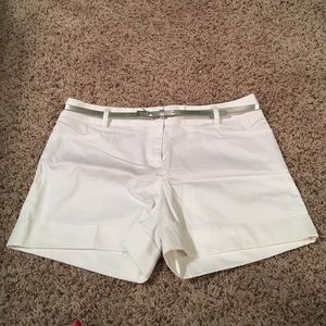 NWT White dress shorts with silver belt EXPRESS