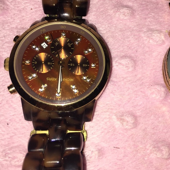 selling my MK tortoise watch needs battery