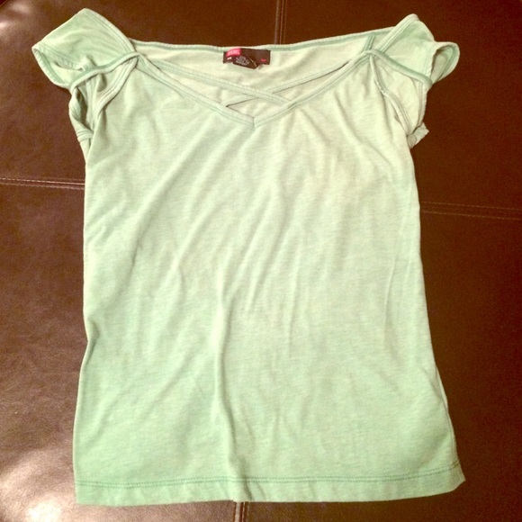 -Tshirt - pastel lime green - detail of a key/girl