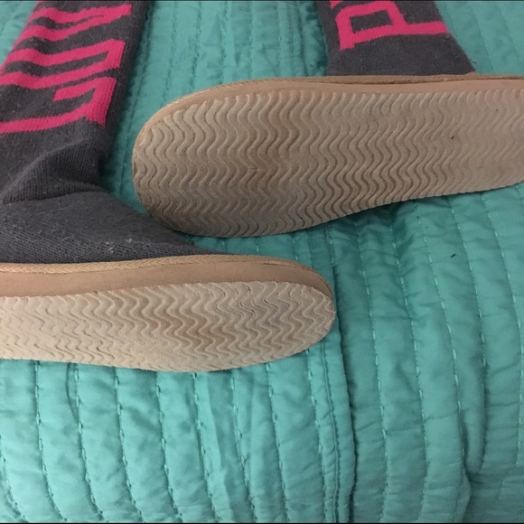 Rare VS PINK Mukluks Size L - Picture 4 of 4