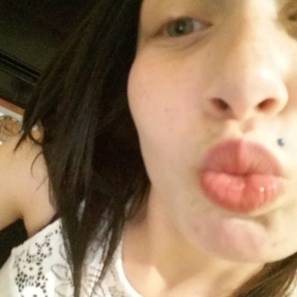 Meet your Posher, Leila