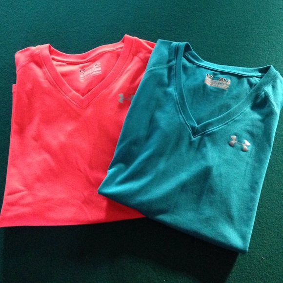 Under Armour, semi fitted tee shirt! Size small