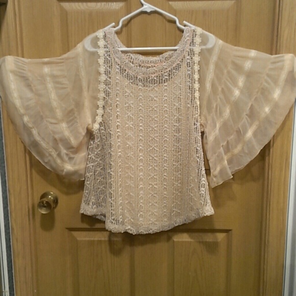 Light & airy crochet blouse w/pretty camisole