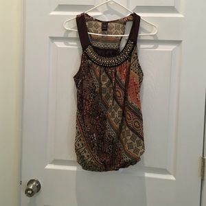 Scoop neck sleeveless shirt