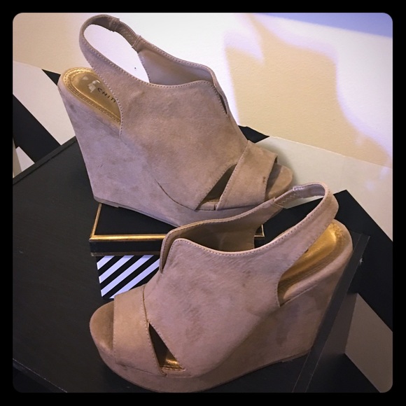 CHINESE LAUNDRY TAUPE WEDGES