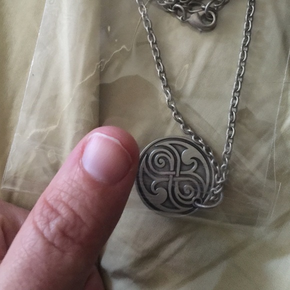 Doctor Who Necklace - Picture 4 of 4